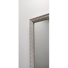 Зеркало прямоугольной формы в светлой деревянной раме с орнаментом . ДЕР 20.1639