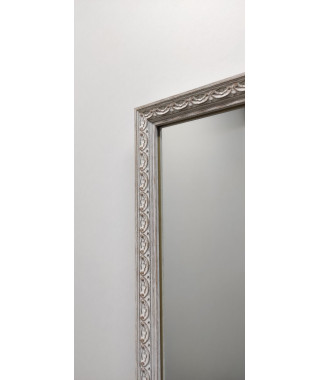 Зеркала прямоугольной формы в рамах из дерева