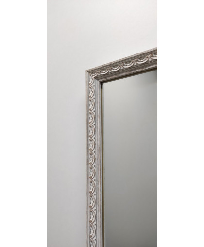 Зеркало прямоугольной формы в светлой деревянной раме с орнаментом . ДЕР 20.1639