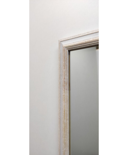 Зеркало прямоугольной формы в светлой деревянной раме. ДЕР 8247/380